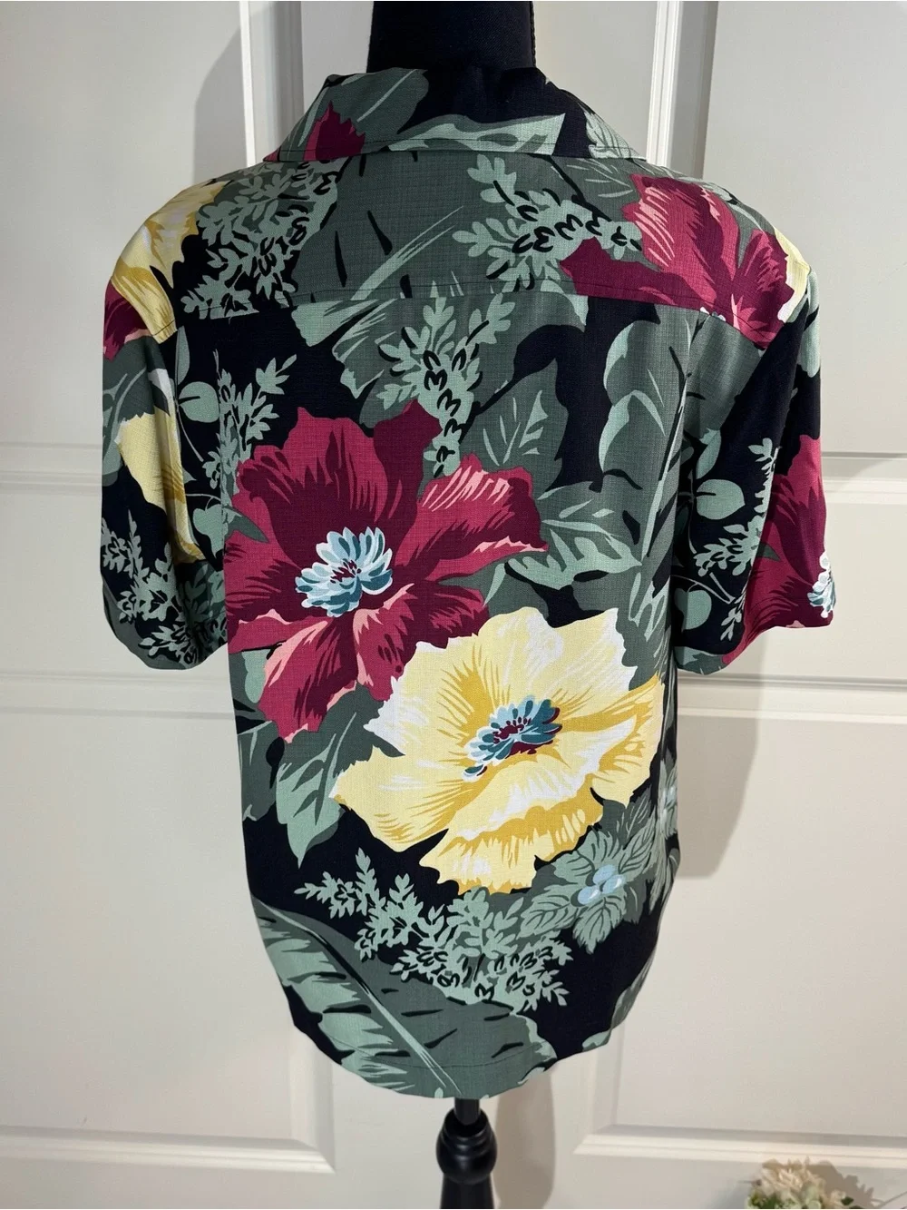Tommy Bahama Hawaiian Silk Short-Sleeve Floral Button-Down Shirt Small - Picture 2 of 6